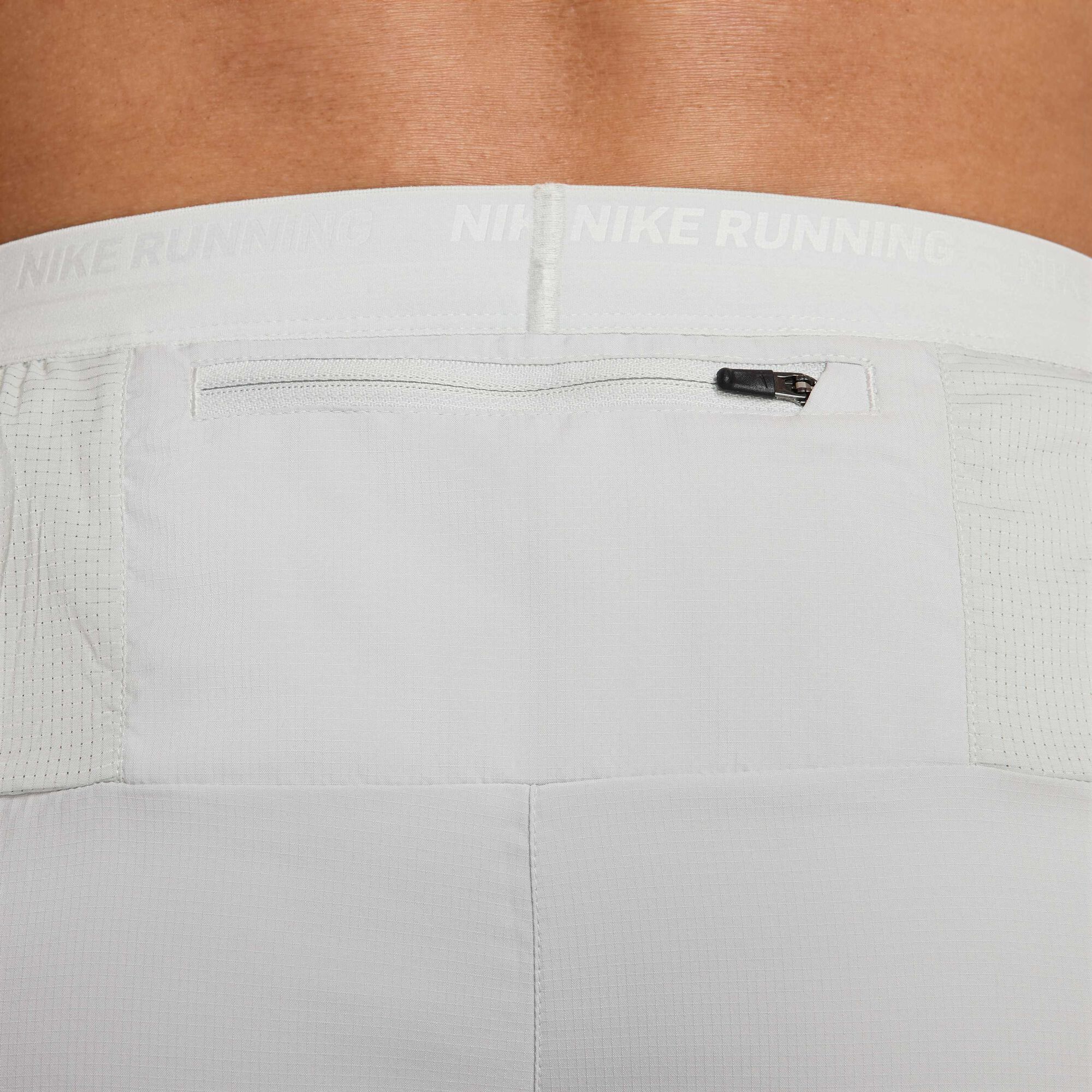 Мъжки къс панталон Nike x Jakob Dri-FIT Brief-Lined Running Shorts - HJ3536-034 детайл джоб отзад