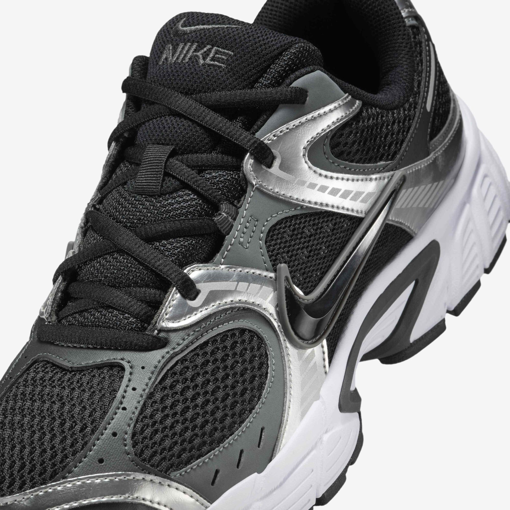 Мъжки маратонки Nike V5 RNR HJ5228-004 детайл горна част