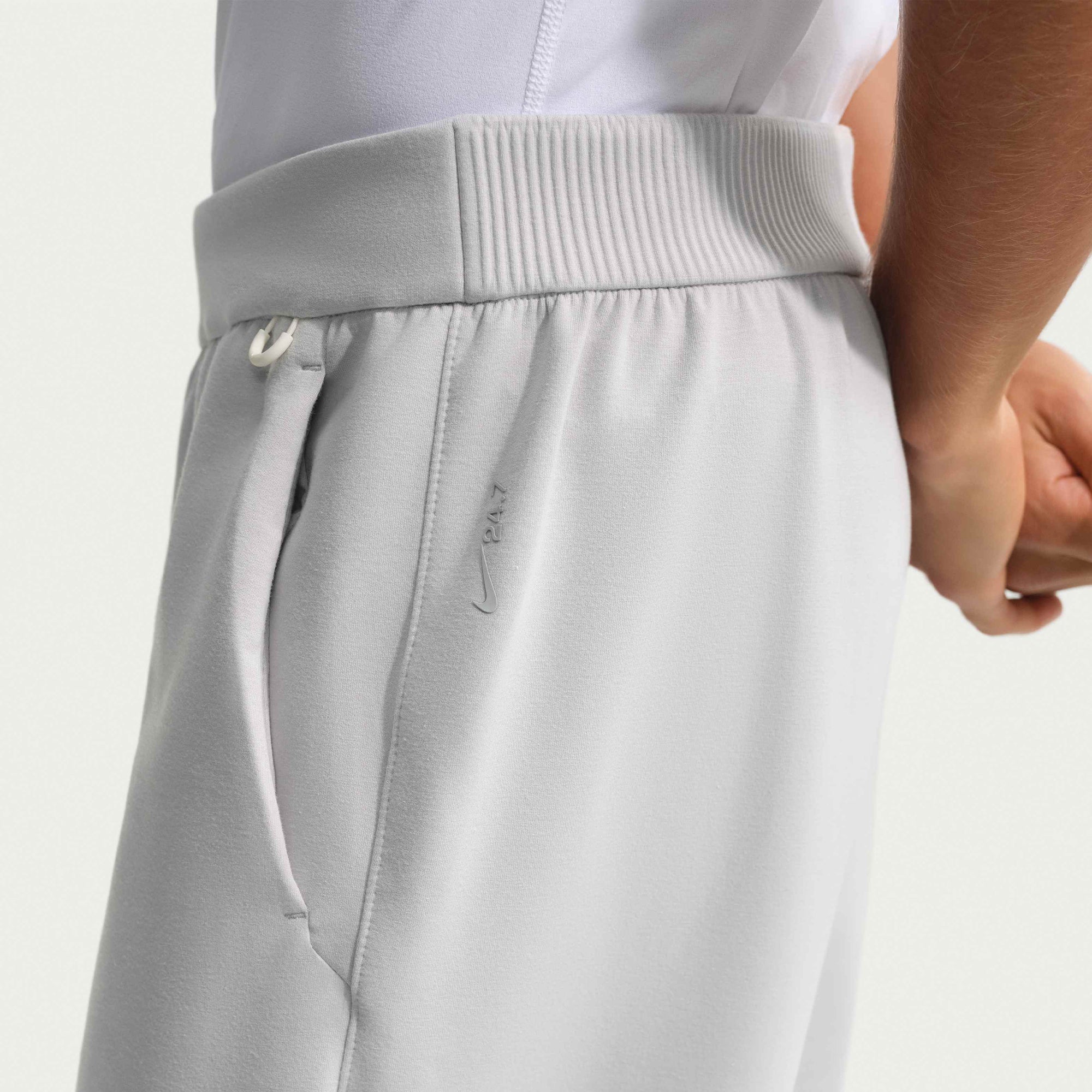 Мъжки панталон Nike 24.7 ImpossiblySoft Dri-FIT Trousers HQ6970-097 детайл с лого
