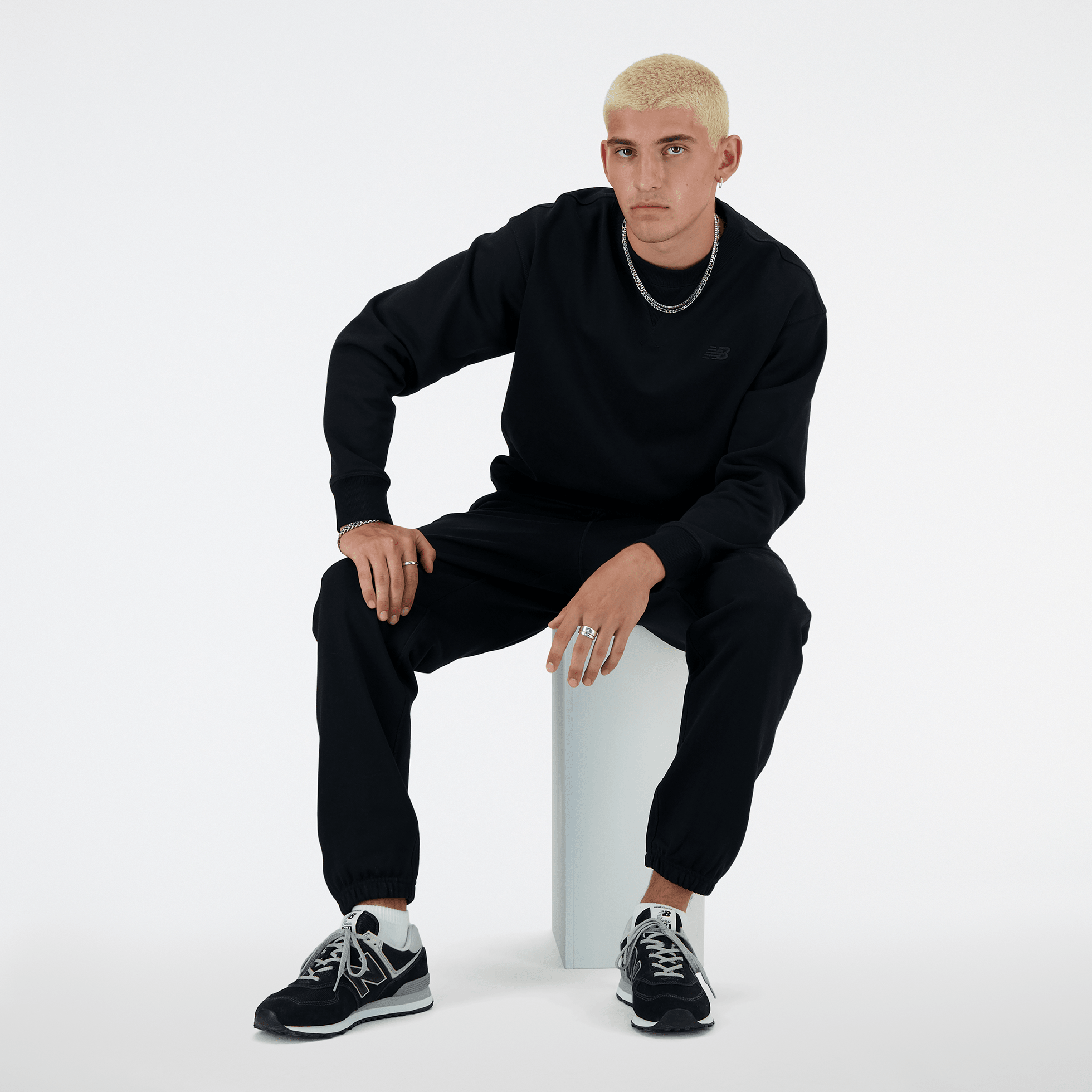 Мъжки суитшърт New Balance Athletics French Terry Crew - MT41506BK модел отпред