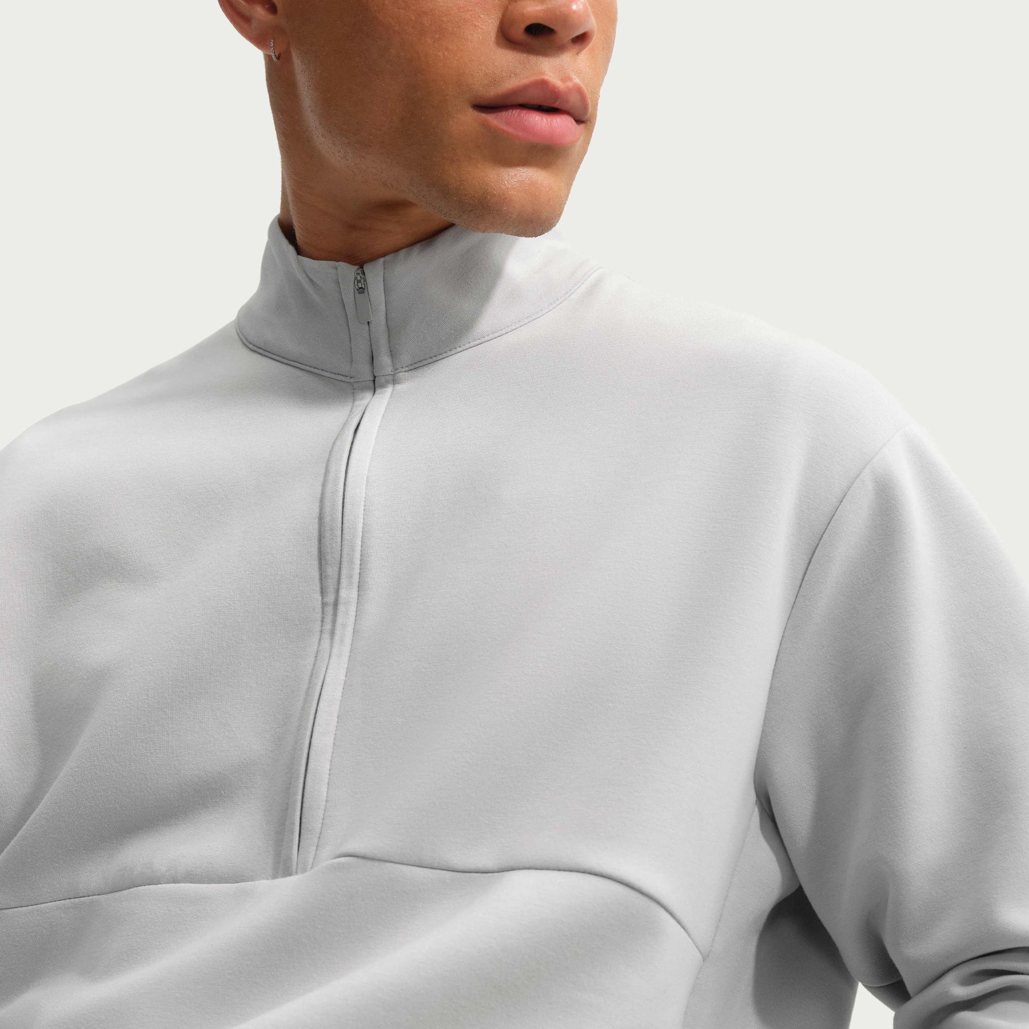 Мъжки суитшърт Nike 24.7 ImpossiblySoft Dri-FIT 1/2-Zip Top HQ6953-097 детайл 1/2 цип и яка отблизо