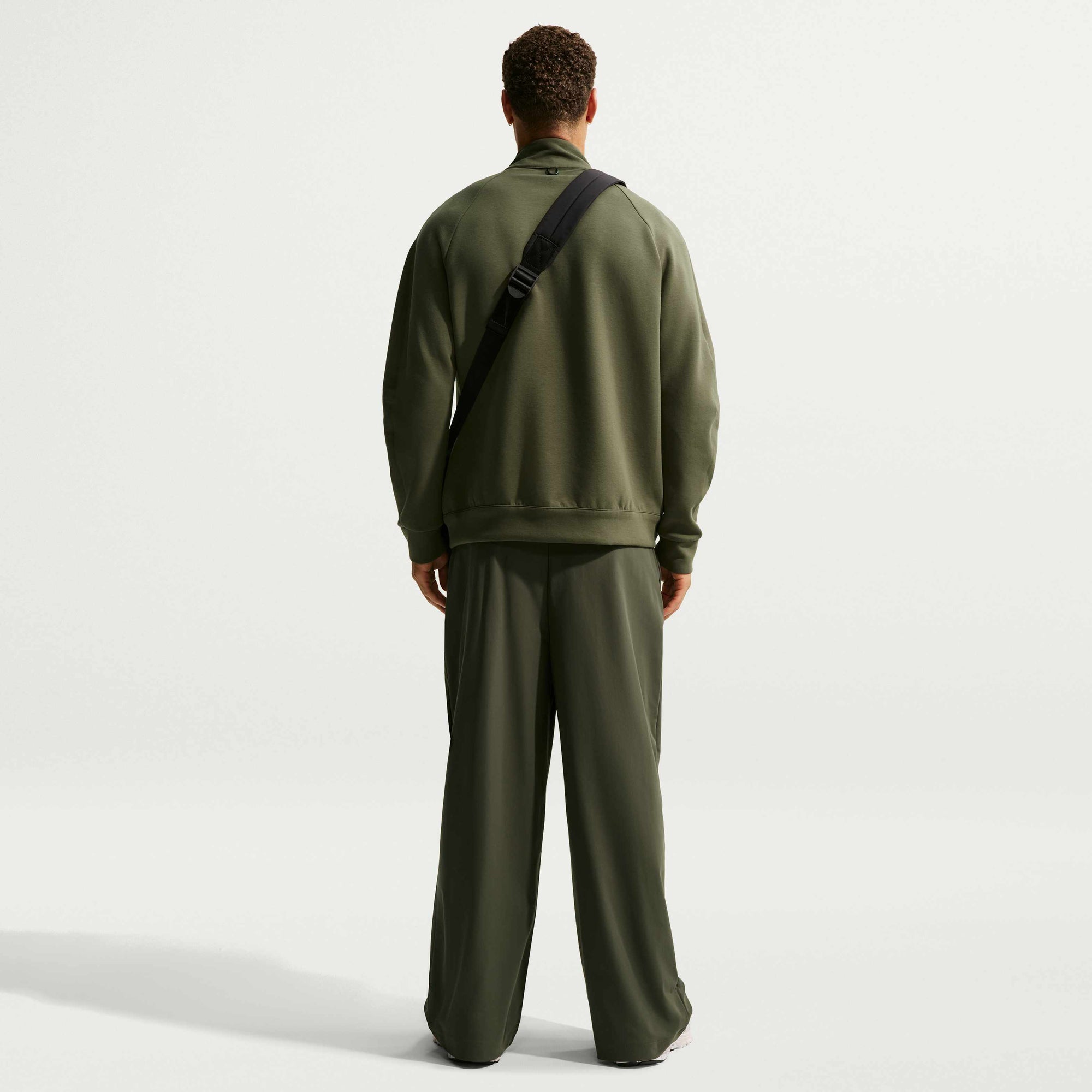 Мъжки суитшърт Nike 24.7 ImpossiblySoft Dri-FIT 1/2-Zip Top HQ6953-325 модел отзад