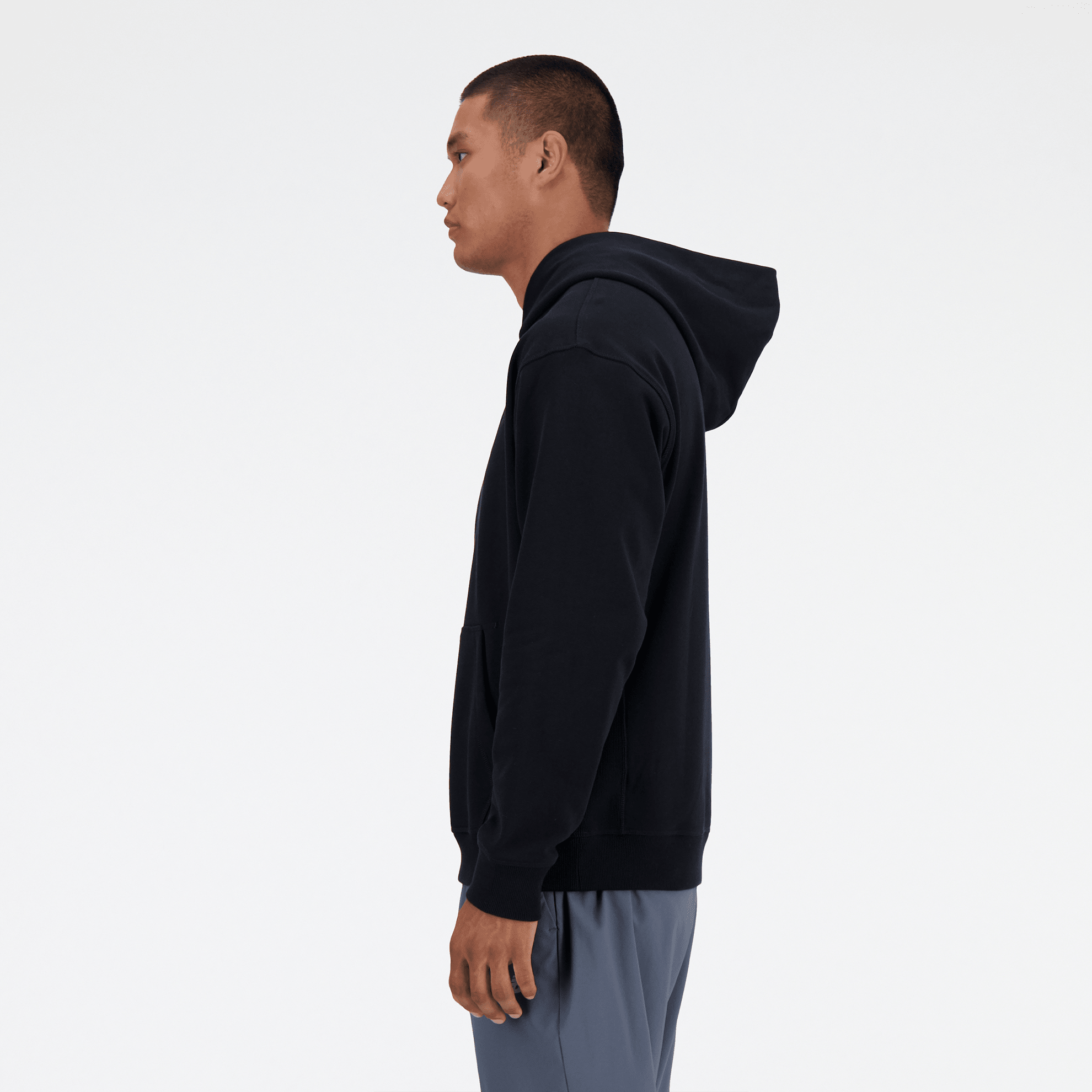 Мъжко худи New Balance Athletics French Terry Hoodie - MT41534BK отстрани