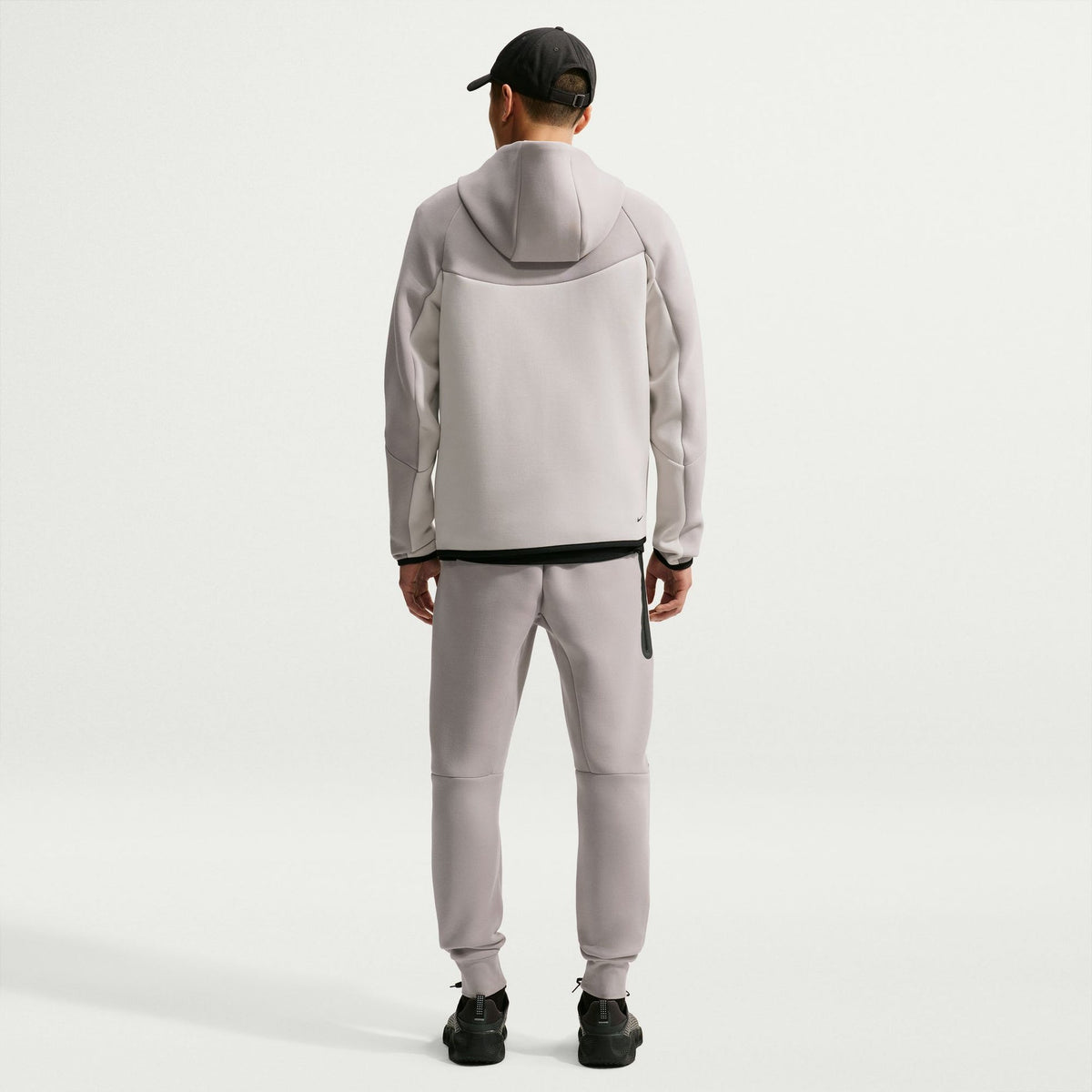 Мъжко худи Nike Tech Fleece Windrunner Full-Zip Hoodie - HV0949-009 модел отзад
