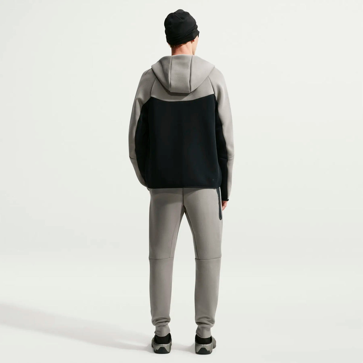 Мъжко худи Nike Tech Fleece Windrunner Full-Zip Hoodie - HV0949-321 модел отзад
