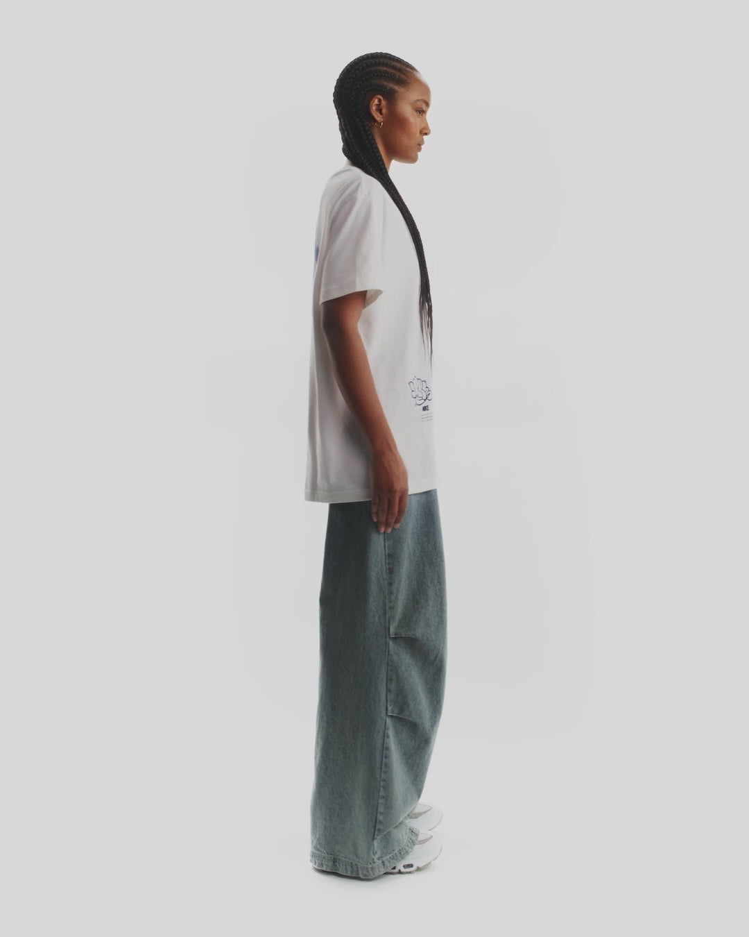 Дамска тениска Nike Sportswear Classic Oversized T-Shirt - IV5485-133 модел видео