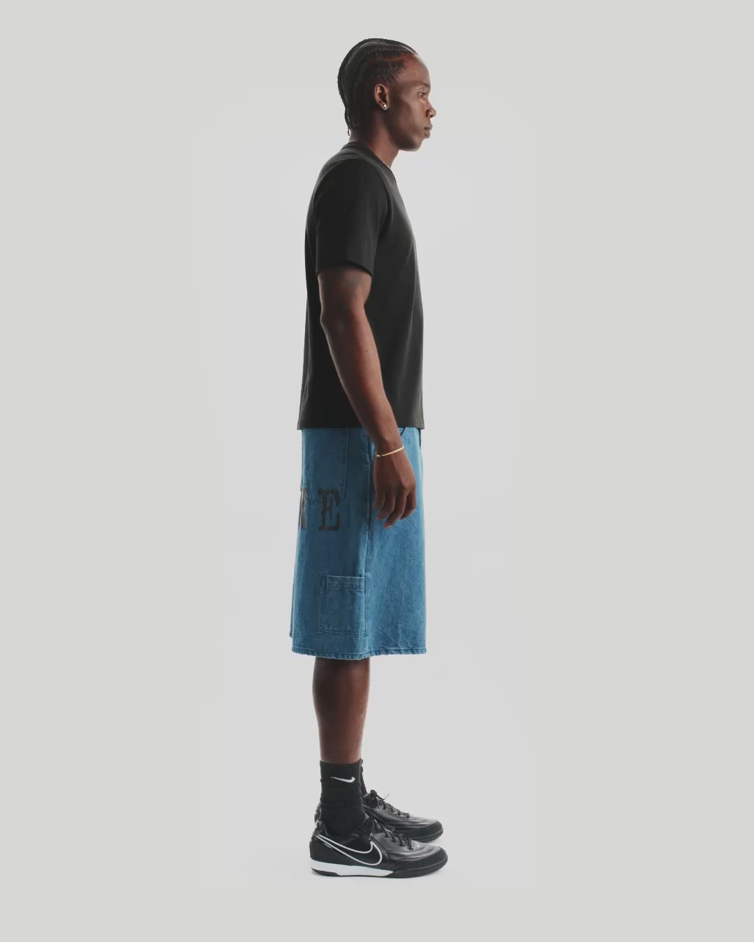 Мъжка тениска Nike Sportswear Premium Essentials T-Shirt - IH1349-010 модел видео