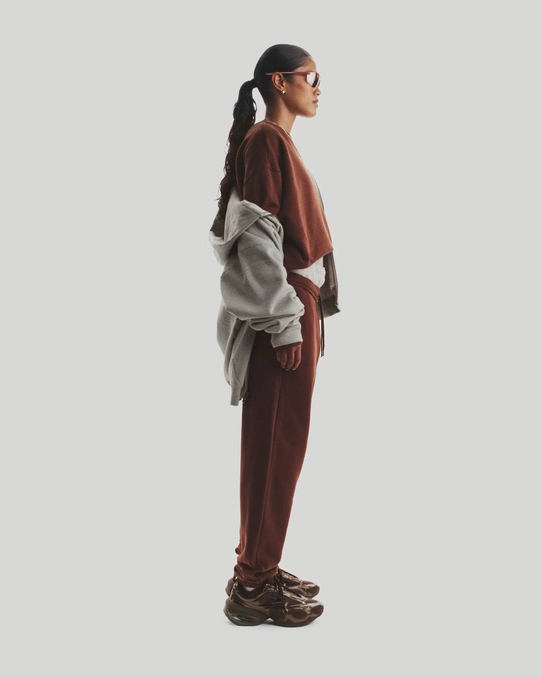 Дамски панталон Nike Studio Fleece Medium Weight High-Rise Oversized Cuffed Trousers - IM8074-259 модел видео