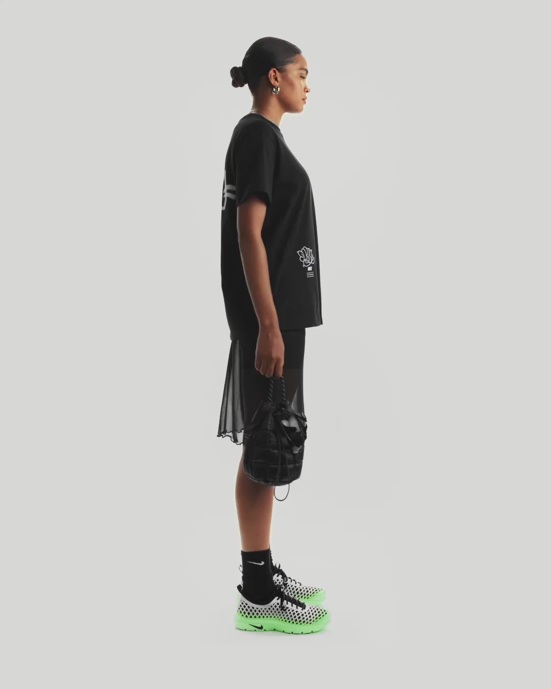 Дамска тениска Nike Sportswear Classic Oversized T-Shirt - IV5485-010 модел видео