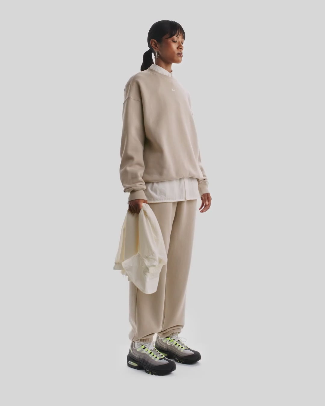 Дамски панталон Nike Studio Fleece Medium Weight High-Rise Oversized Cuffed Trousers - IM8074-236 модел видео