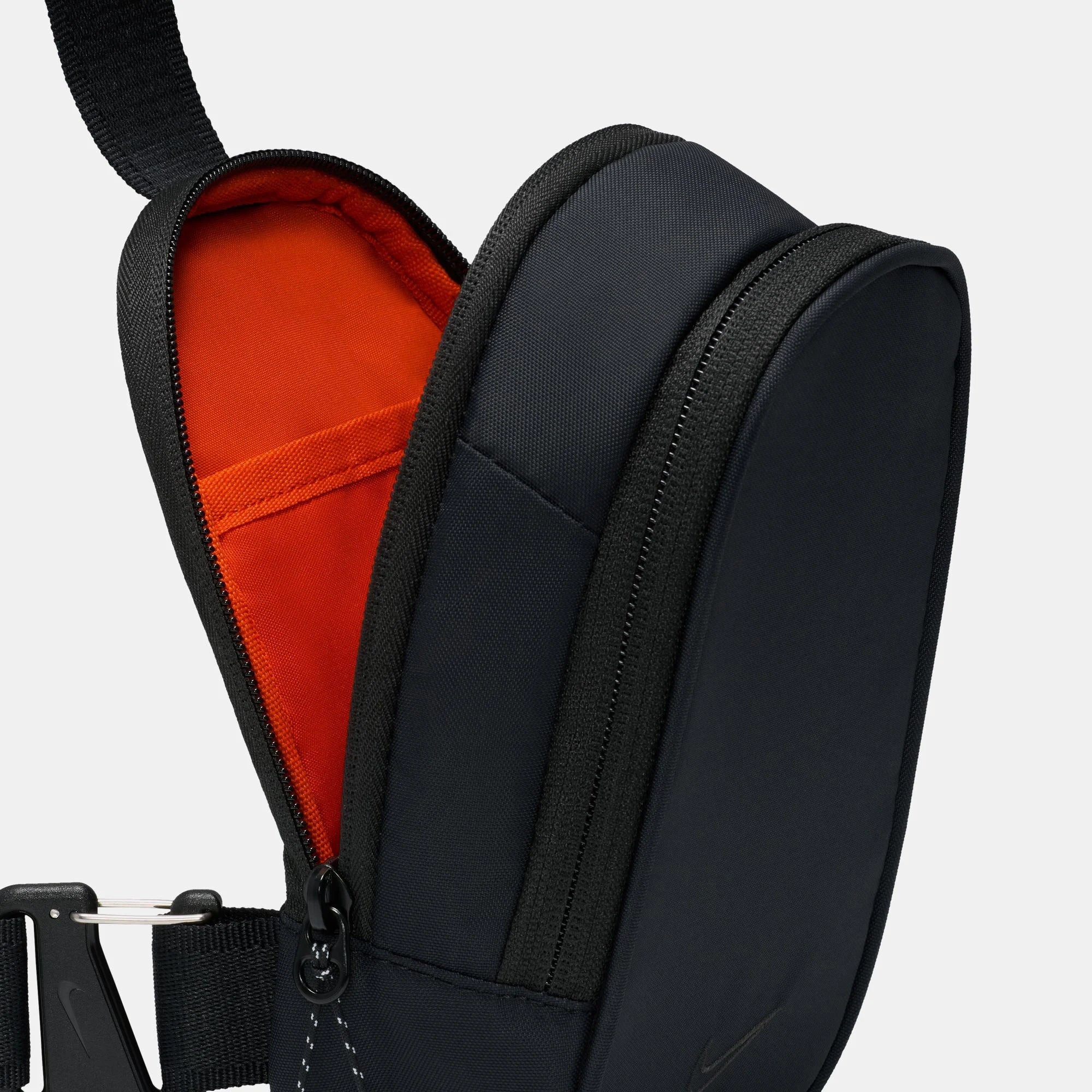 Унисекс чанта Nike Commute Crossbody Bag 1L - FZ6133-011 джоб отзад