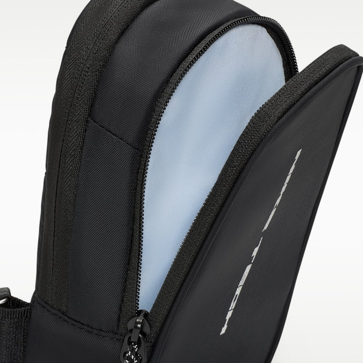 Унисекс чанта Nike Commute Tech Cross-Body Bag (1L) - IU1421-010 детайл джоб 2
