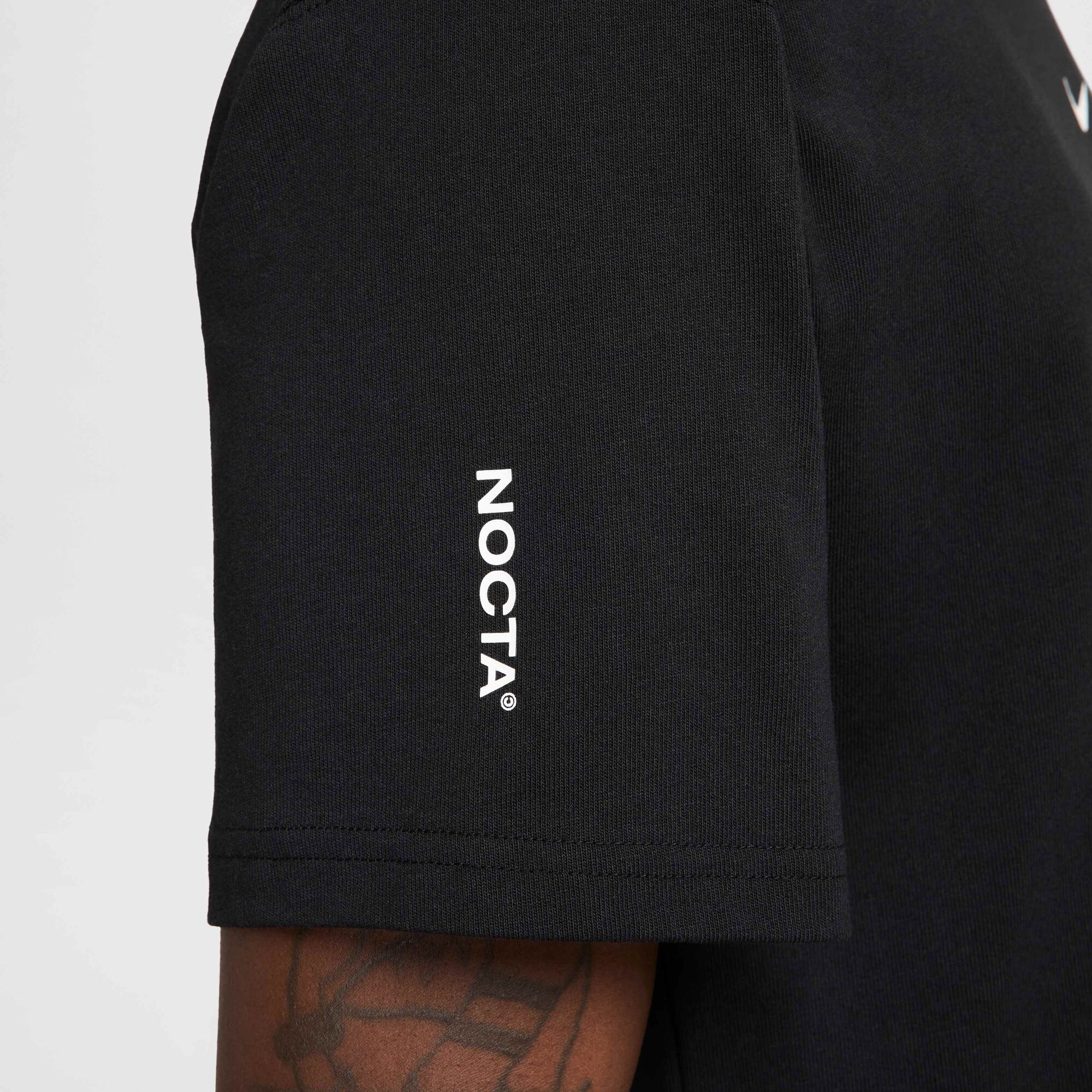 Унисекс тениска Nike x NOCTA T-Shirt - IB5673-010 детайл лого ръкав