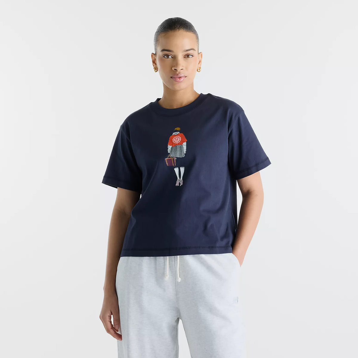 Дамска тениска New Balance Varsity Scholar Relaxed Hip T-Shirt - WT62K2W4DNT